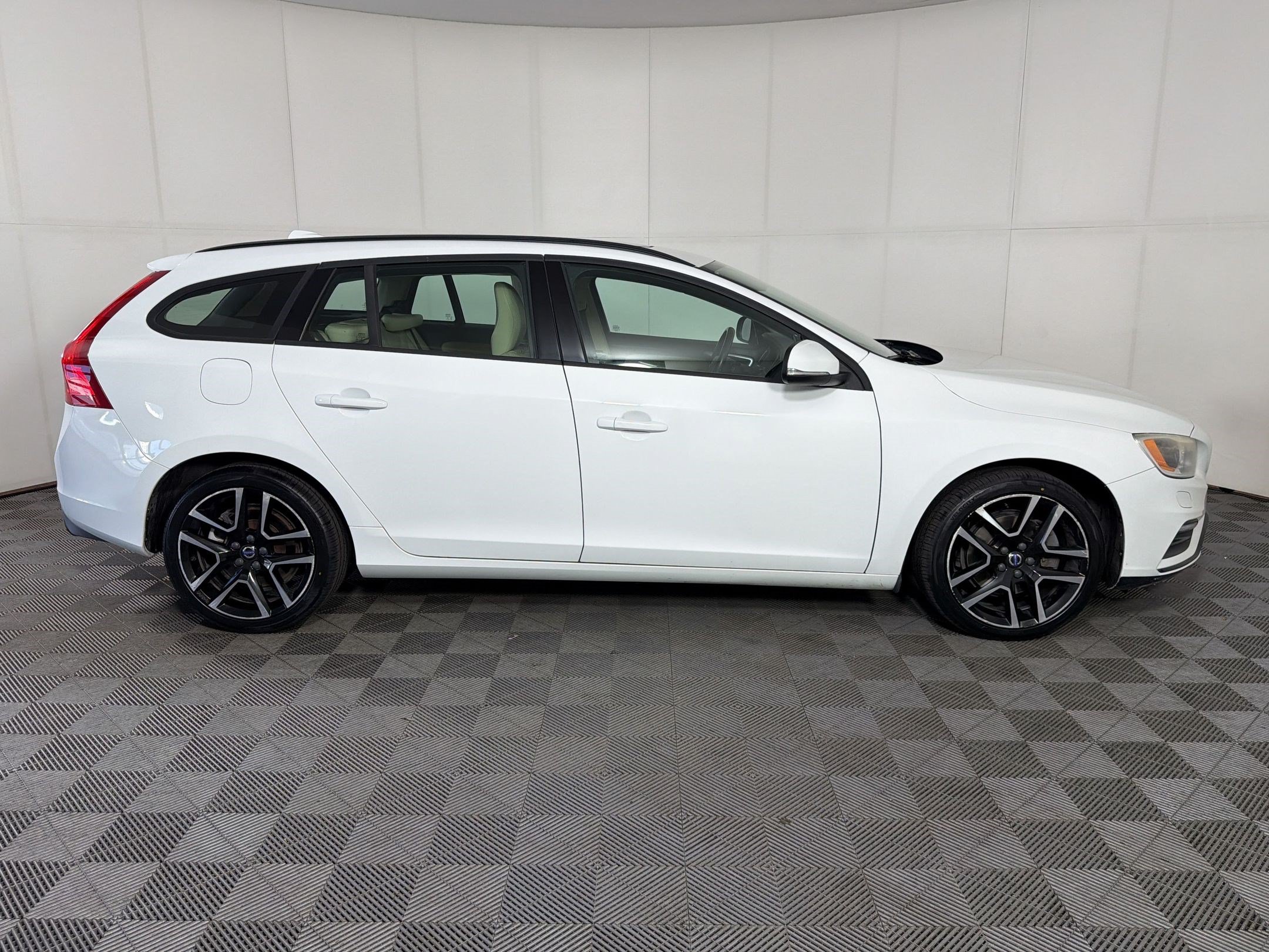 Used 2018 Volvo V60 T5 Dynamic w/ Vision Package FWD image 8