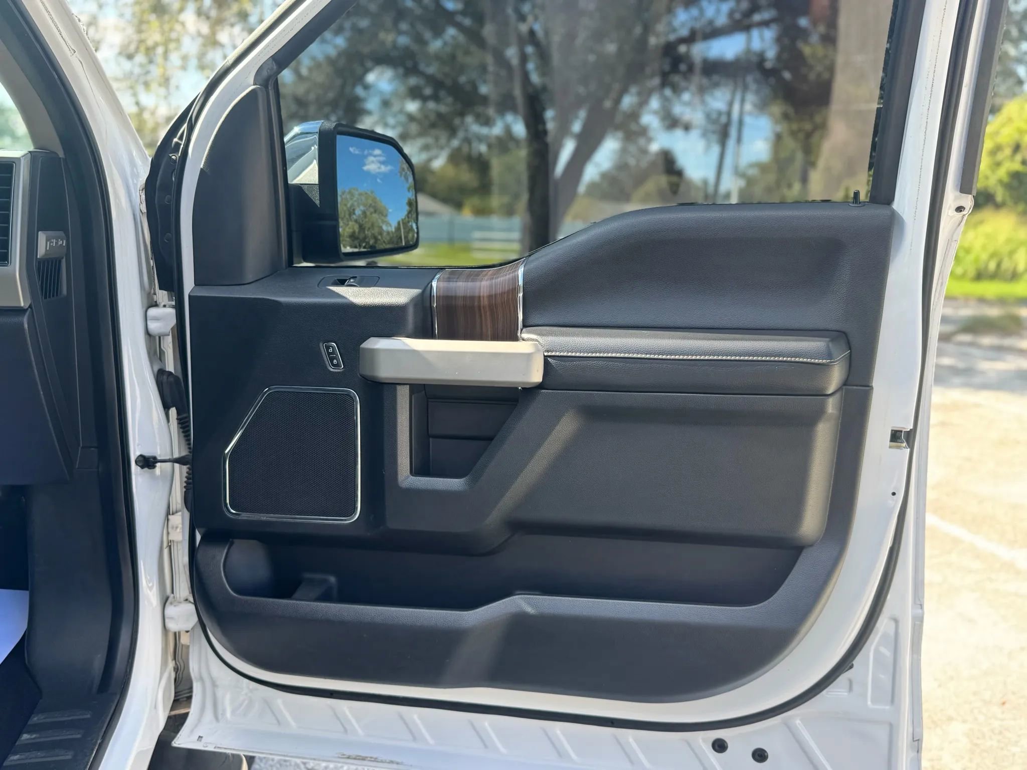 Used 2017 Ford F150 Lariat image 15