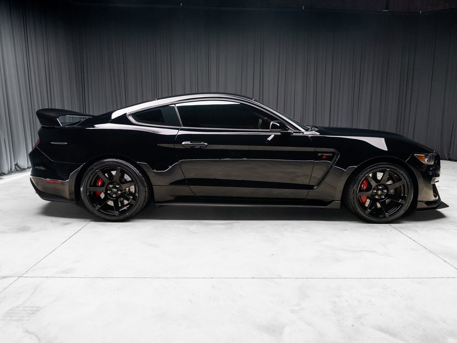 Used 2016 Ford Mustang Shelby GT350R w/ GT350R Equipment Group 920A RWD image 16