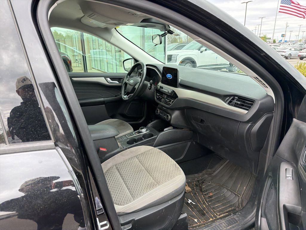 Used 2021 Ford Escape SE w/ SE Sport Appearance Package image 19