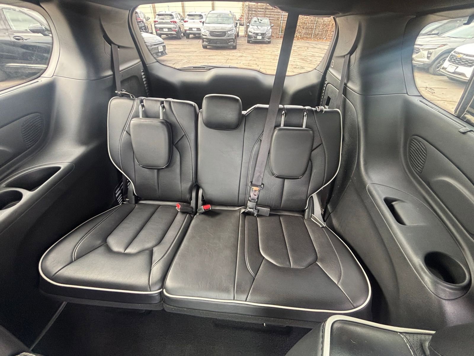 Used 2025 Chrysler Pacifica Limited image 33