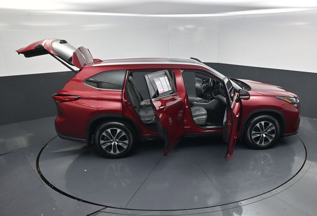 Used 2023 Toyota Highlander XLE image 22