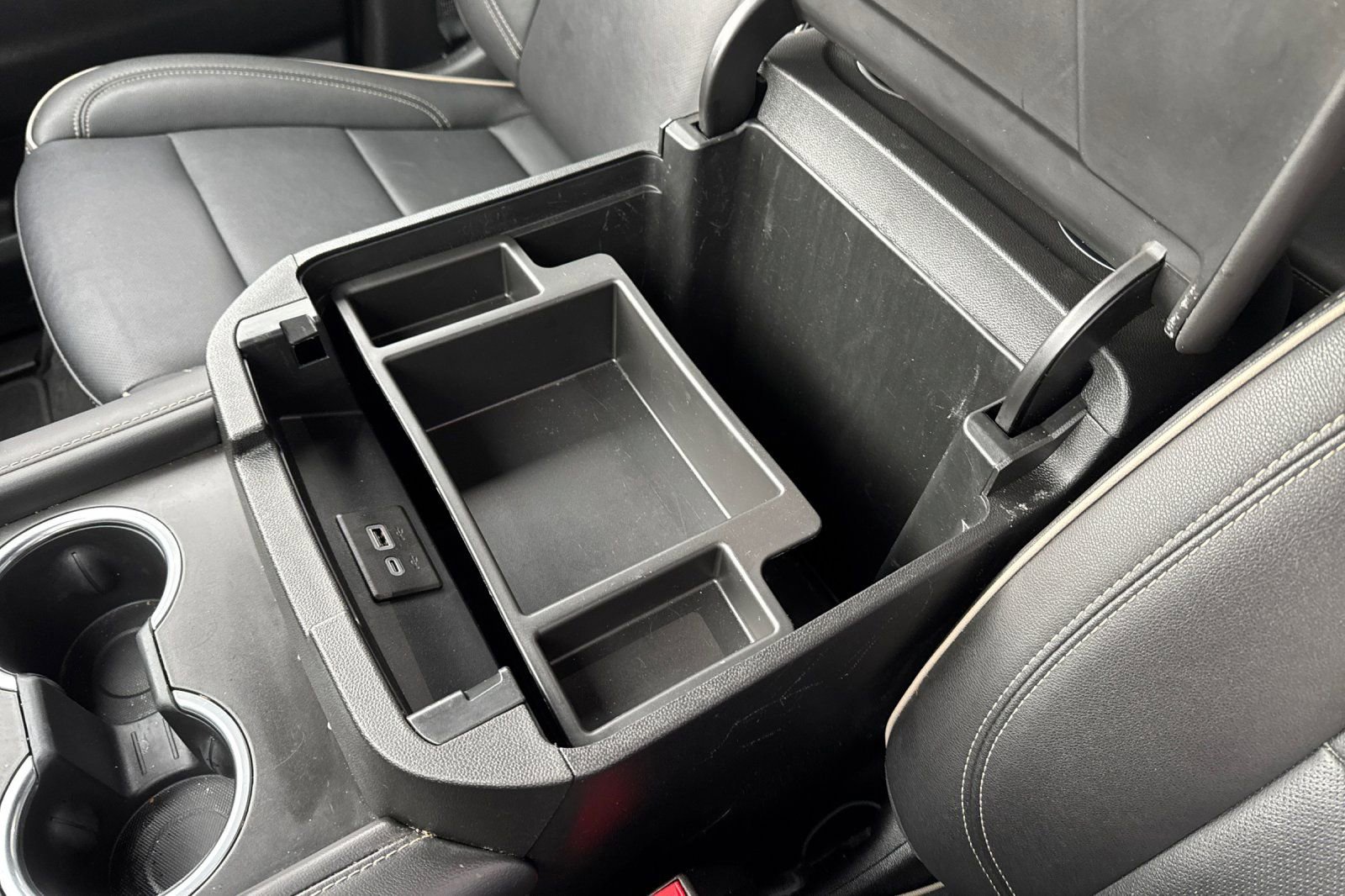 Used 2024 Chevrolet Suburban Premier image 31