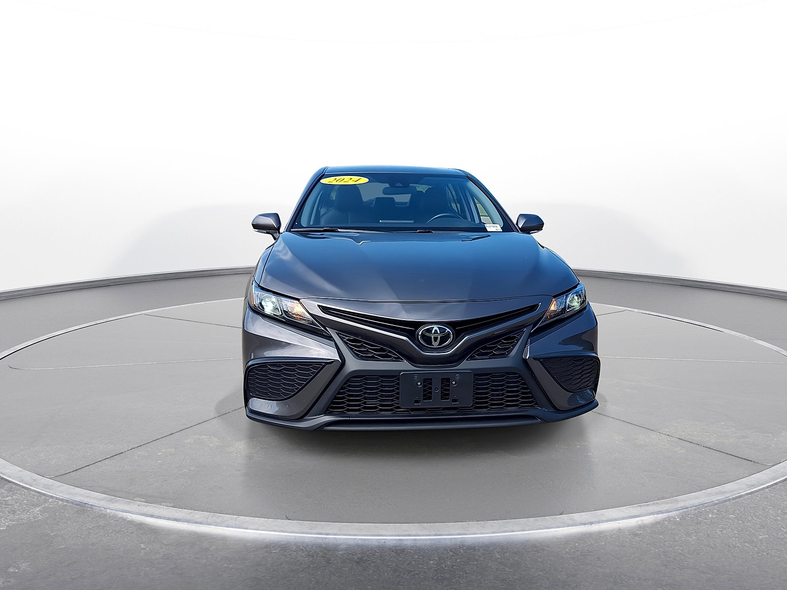 Used 2024 Toyota Camry SE FWD image 3