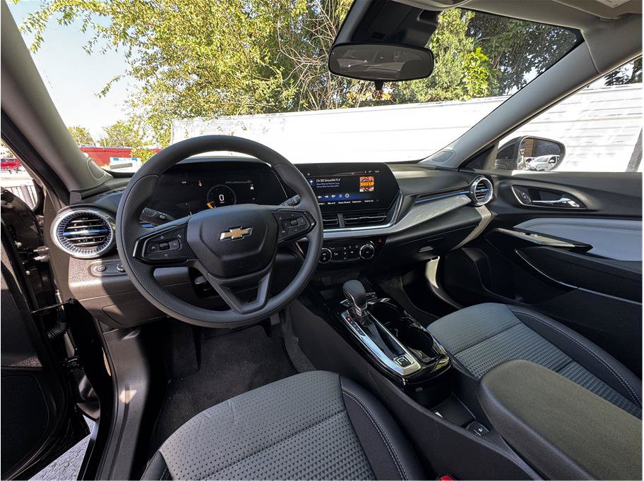 Used 2026 Chevrolet Trax LT FWD image 14
