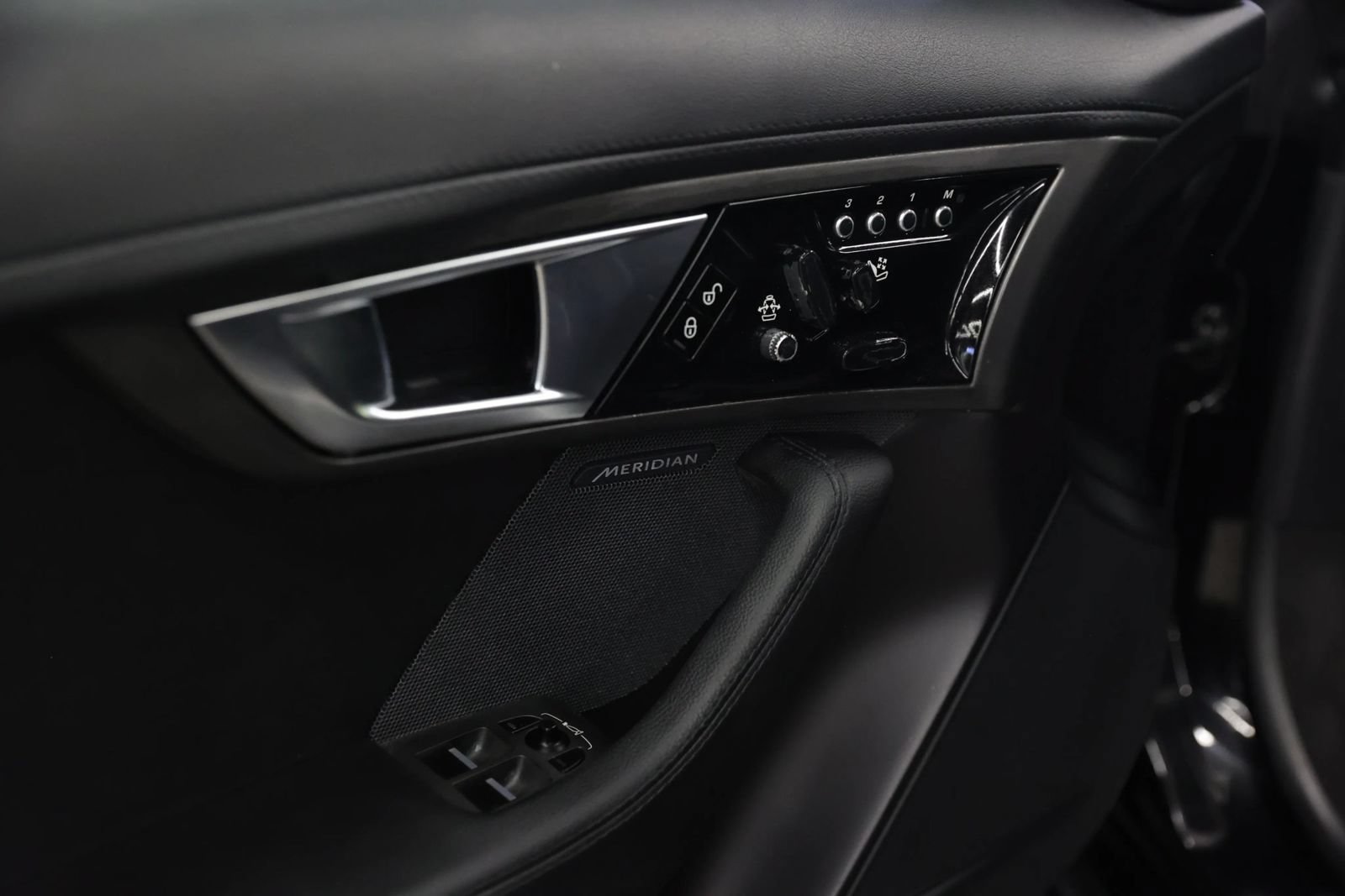 Used 2014 Jaguar F-TYPE Convertible RWD image 33