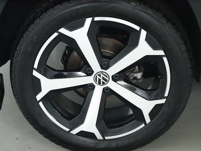 Certified 2025 Volkswagen Taos SEL AWD/4WD image 12