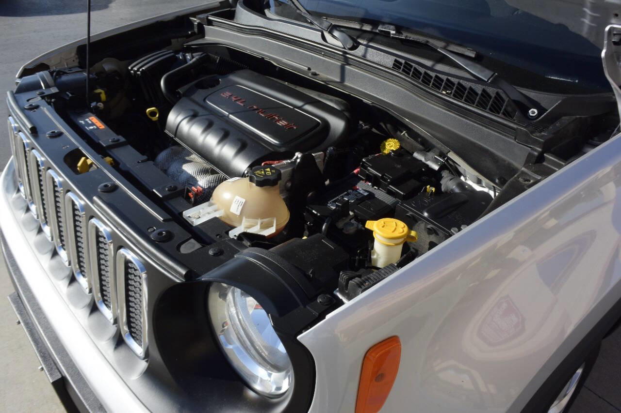 Used 2017 Jeep Renegade Latitude w/ Popular Equipment Group image 39