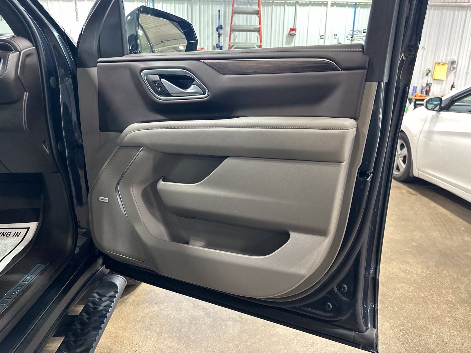 Used 2022 Chevrolet Tahoe Z71 w/ Z71 Off-Road Package AWD/4WD image 39