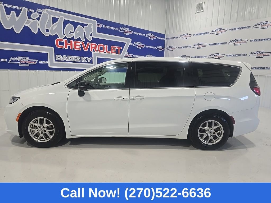 Used 2024 Chrysler Pacifica Touring-L image 5