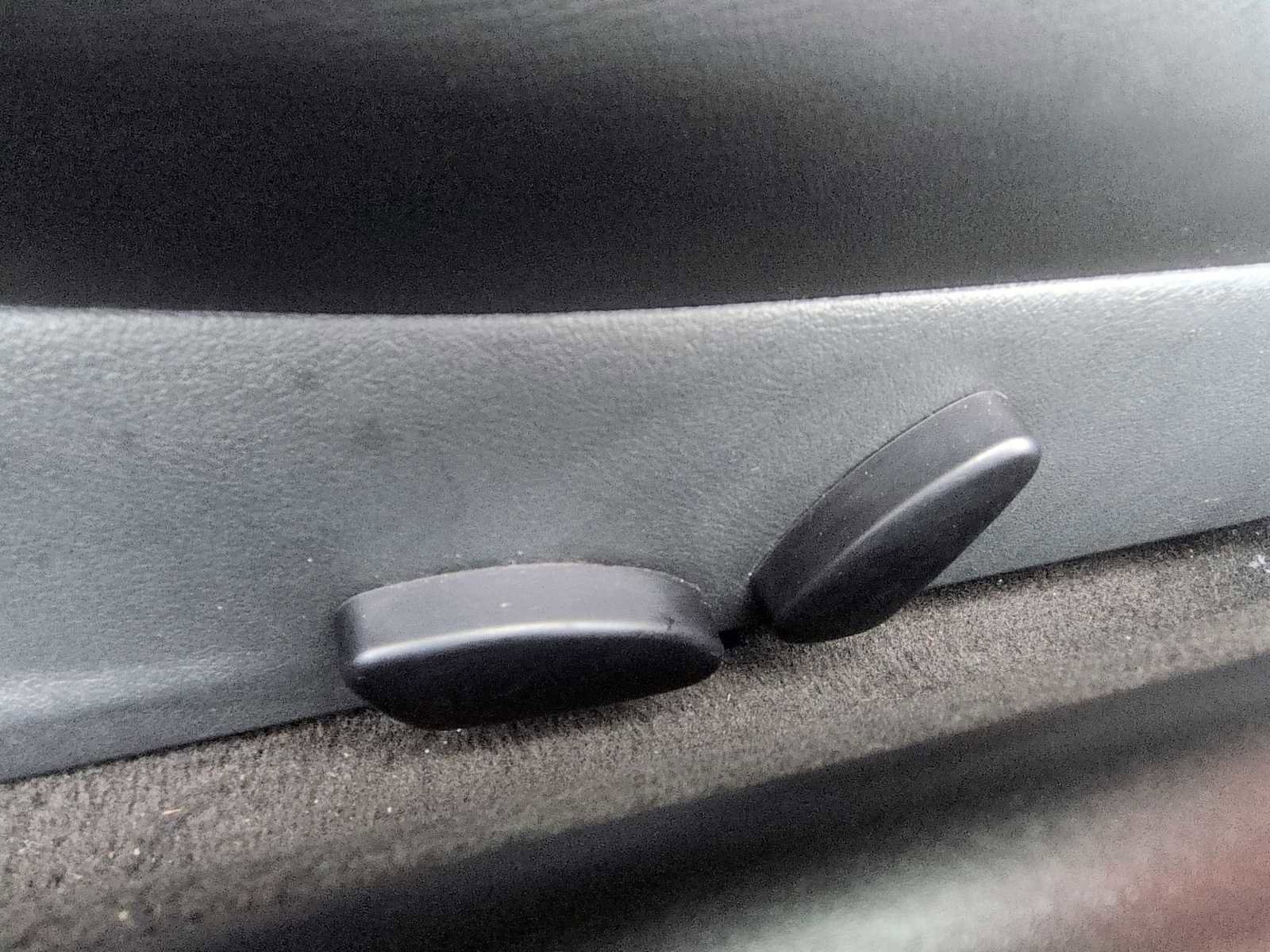 Used 2007 Chrysler Crossfire Limited image 18