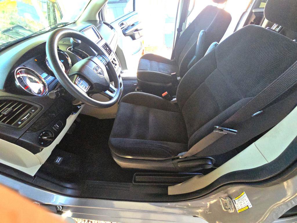 Used 2018 Dodge Grand Caravan SE w/ UConnect Hands-Free Group image 9