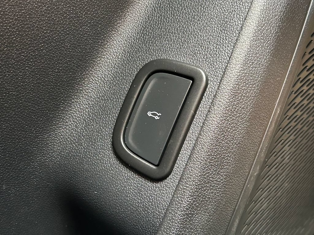 Used 2025 Chevrolet Traverse LT FWD image 25