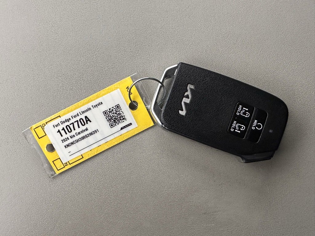 Used 2024 Kia Carnival EX image 36