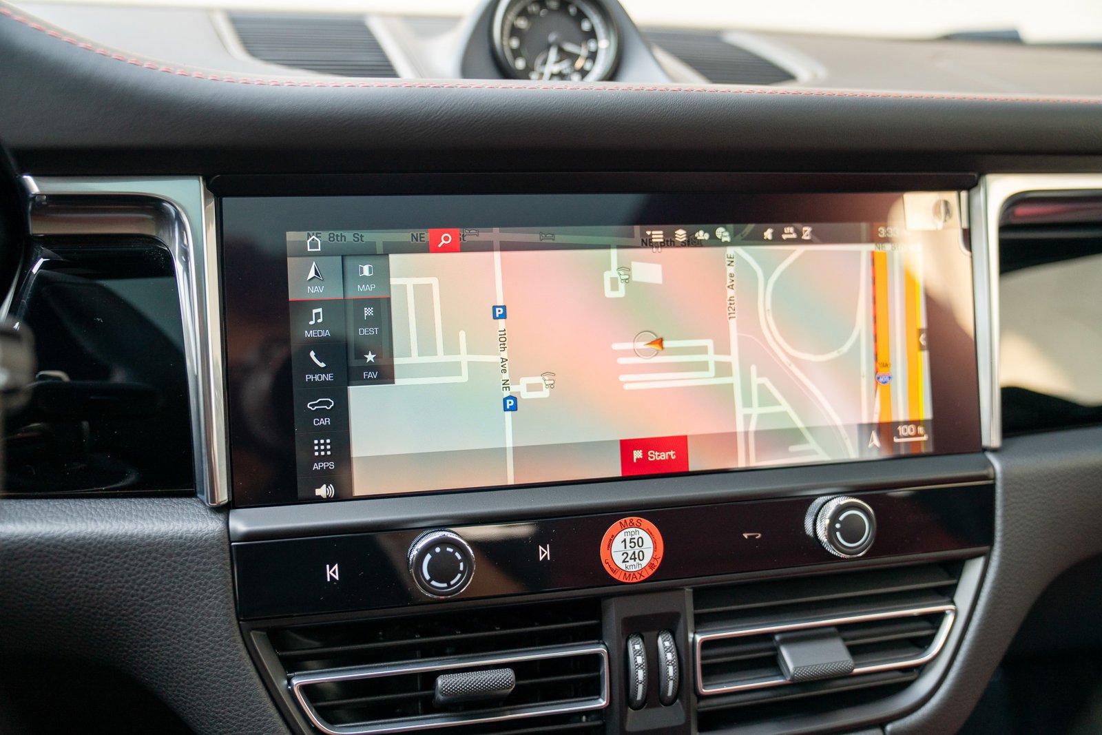 Certified 2025 Porsche Macan AWD/4WD image 17
