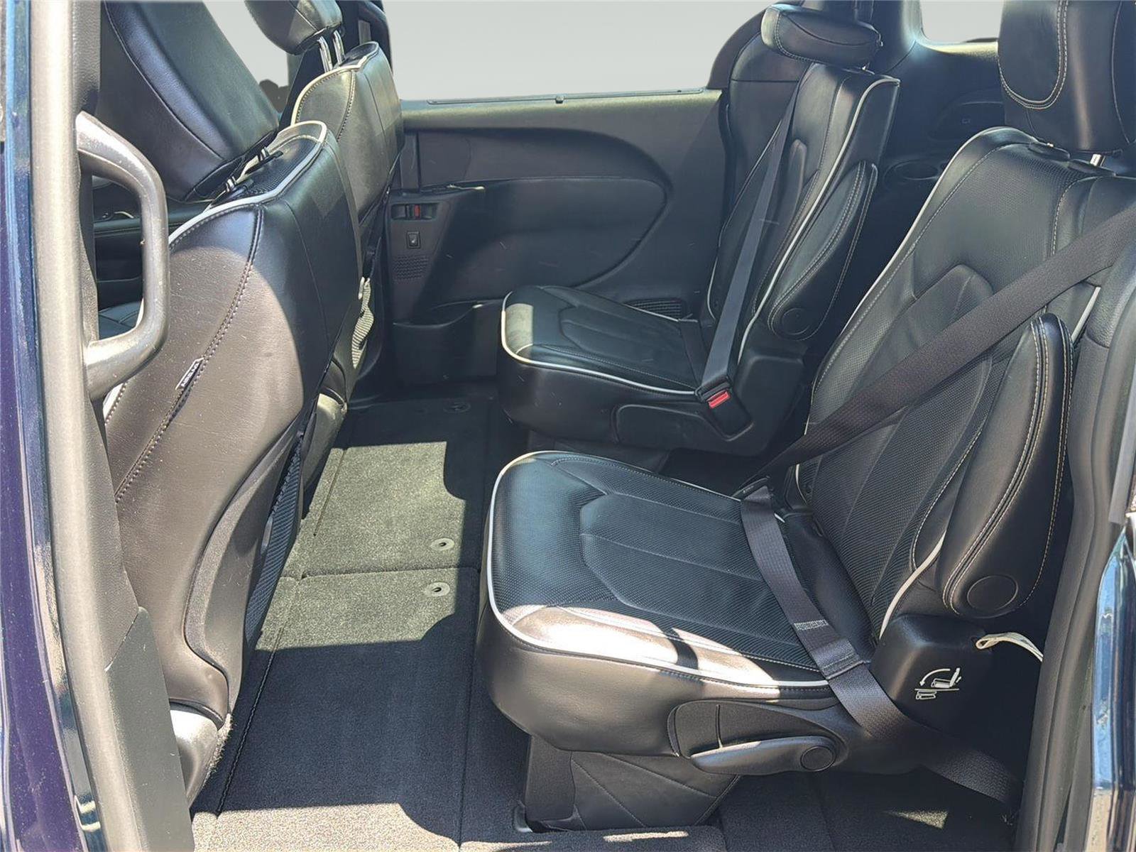Used 2025 Chrysler Pacifica Limited FWD image 23
