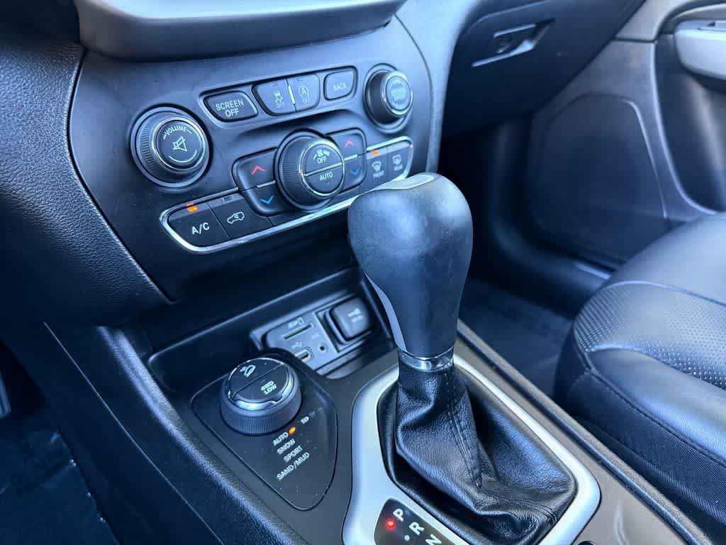 Used 2017 Jeep Cherokee Overland w/ Technology Group AWD/4WD image 18