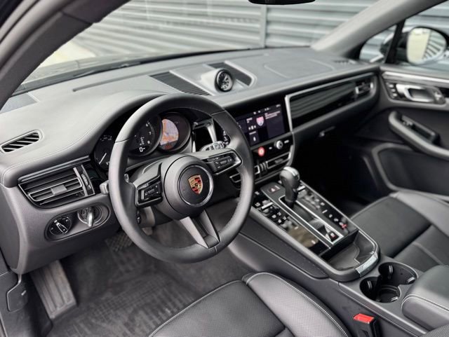 Certified 2025 Porsche Macan image 4