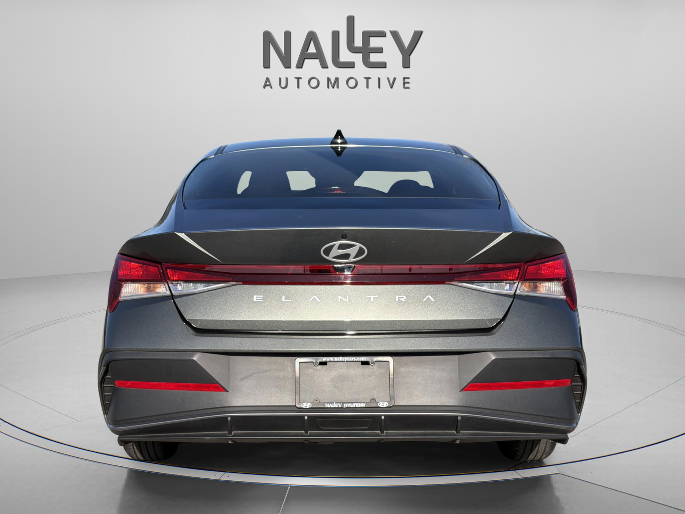 Used 2025 Hyundai Elantra SE image 4