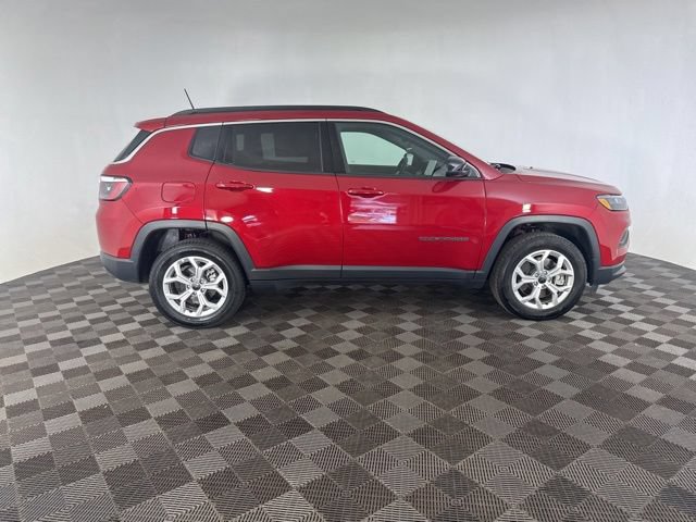 Used 2025 Jeep Compass Latitude AWD/4WD image 5