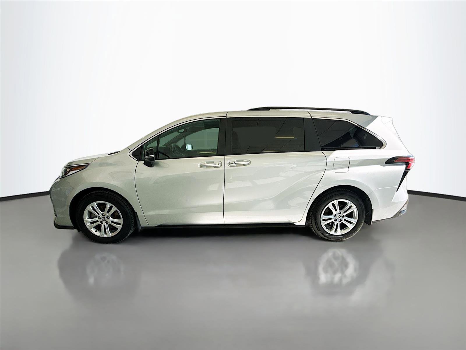 Used 2023 Toyota Sienna XSE image 4
