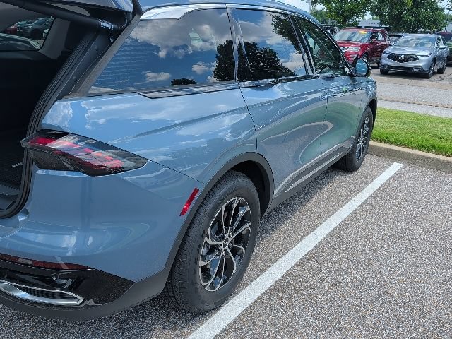 Used 2026 Lincoln Nautilus Premier AWD/4WD image 11
