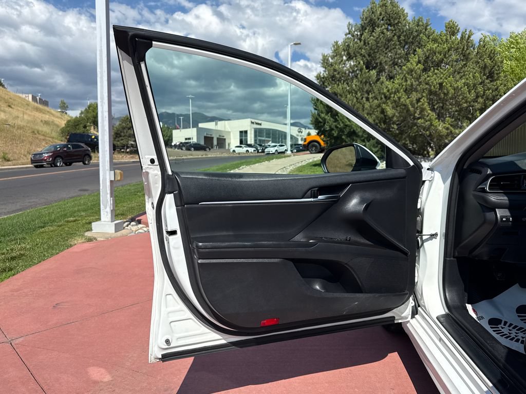 Used 2022 Toyota Camry SE FWD image 10