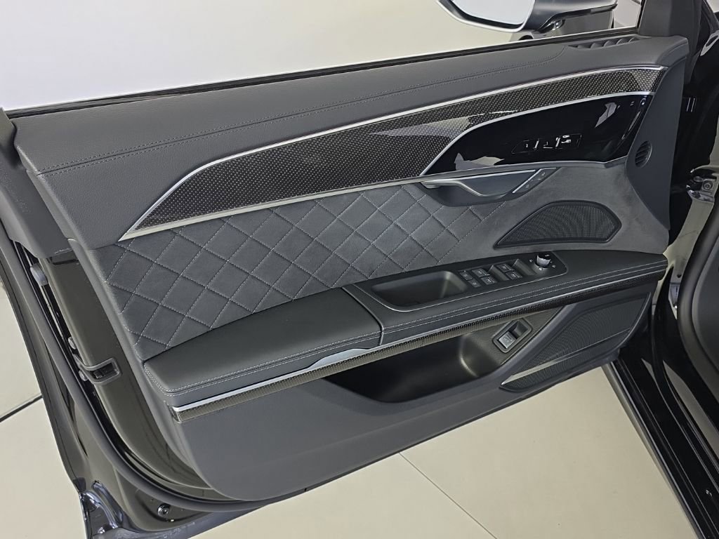 Used 2023 Audi S8 w/ S8 Executive Package image 11