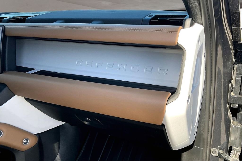 Used 2025 Land Rover Defender 110 X-Dynamic SE image 16
