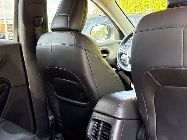 Used 2015 Jeep Cherokee Trailhawk AWD/4WD image 16