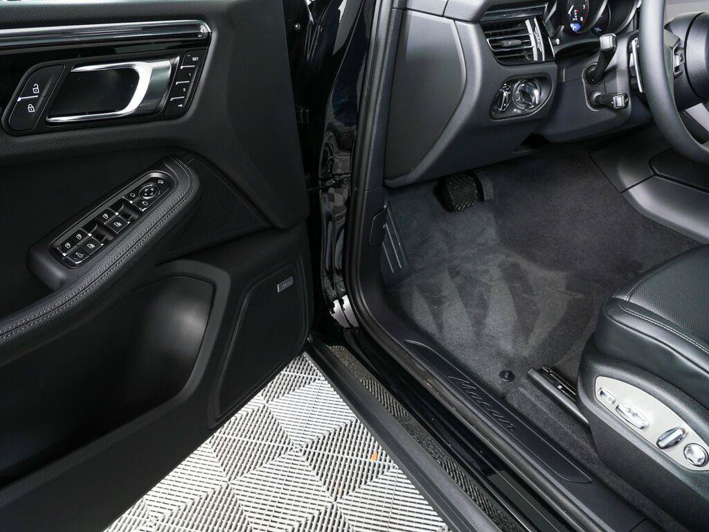 Certified 2026 Porsche Macan AWD/4WD image 8