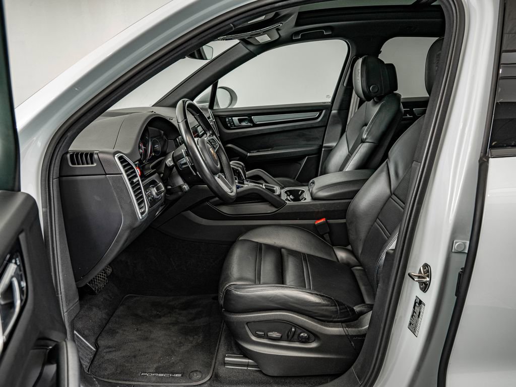 Certified 2023 Porsche Cayenne Platinum Edition image 5