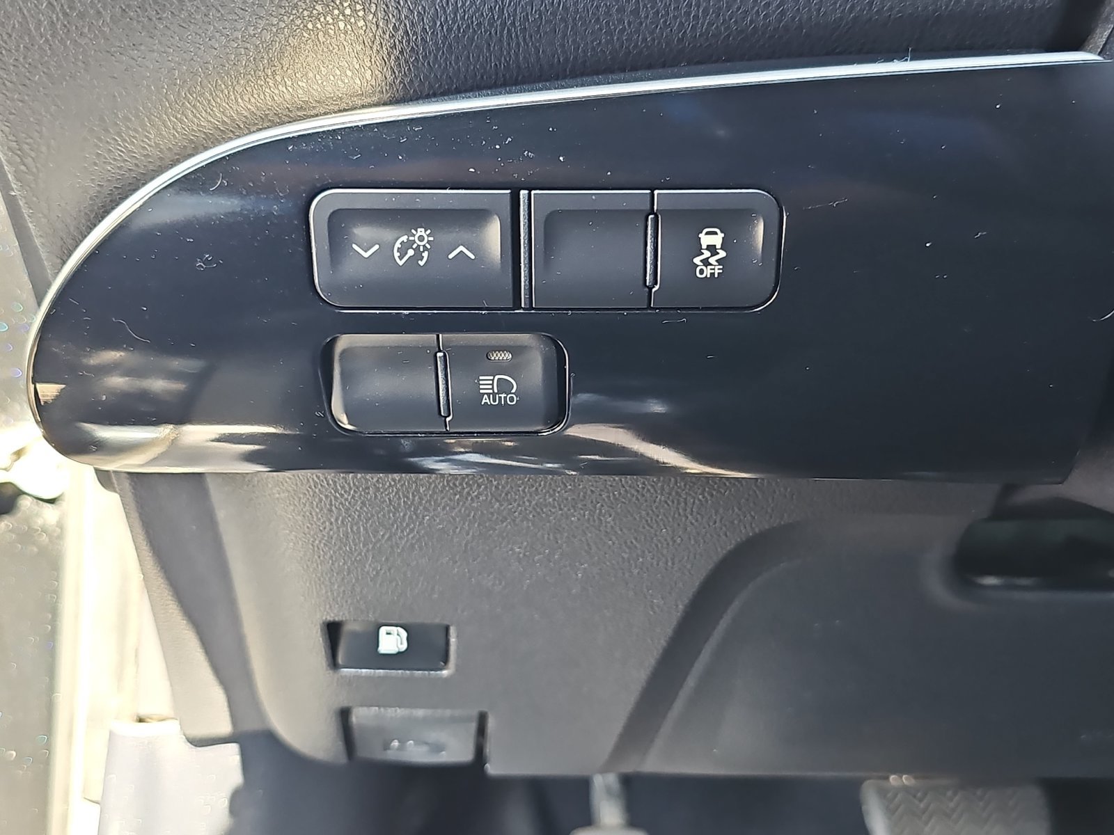 Used 2017 Toyota Prius Three Touring w/ Carpet Mat Package FWD image 26