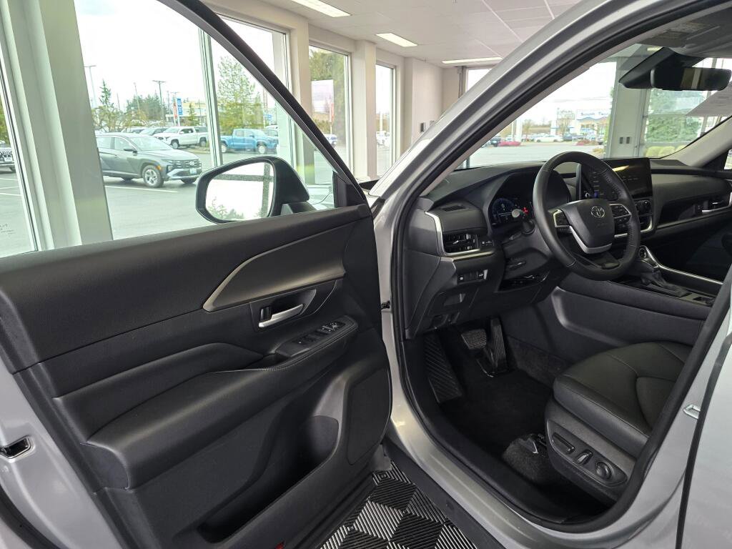 Used 2025 Toyota Grand Highlander AWD image 18