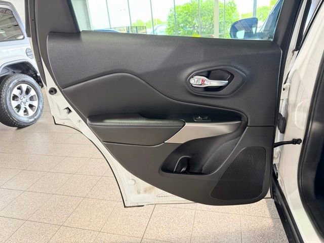 Used 2021 Jeep Cherokee Latitude FWD image 20