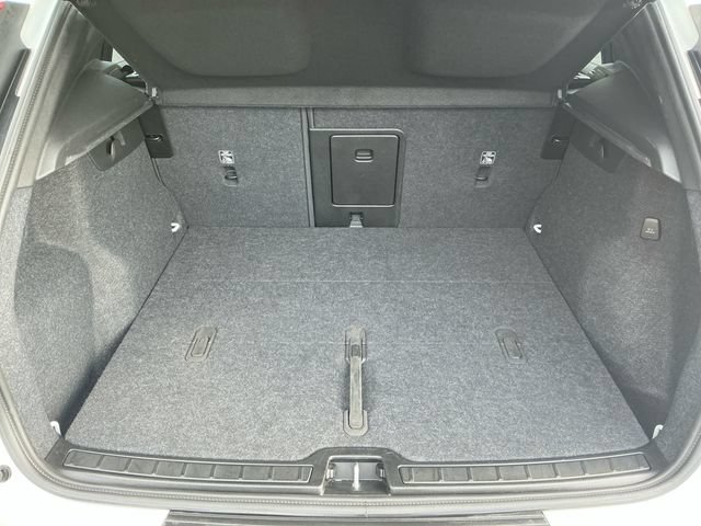 Used 2025 Volvo XC40 B5 Plus AWD/4WD image 17