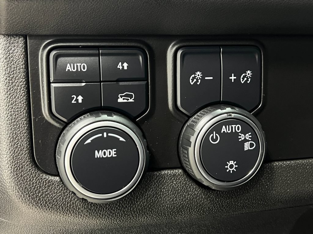 Used 2022 Chevrolet Suburban LT AWD/4WD image 32