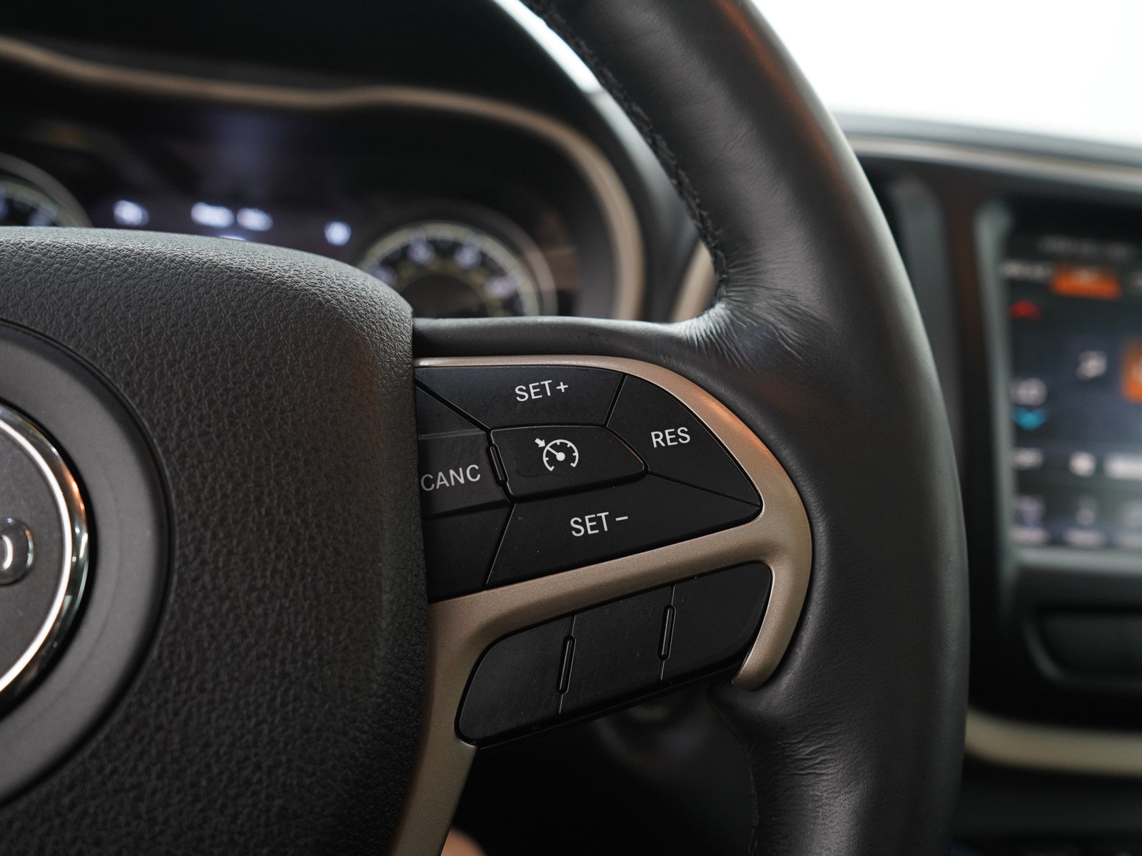 Used 2015 Jeep Cherokee Limited w/ Luxury Group AWD/4WD image 29