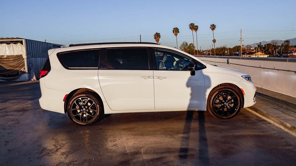 New 2026 Chrysler Pacifica Limited w/ S Appearance Package AWD/4WD image 13