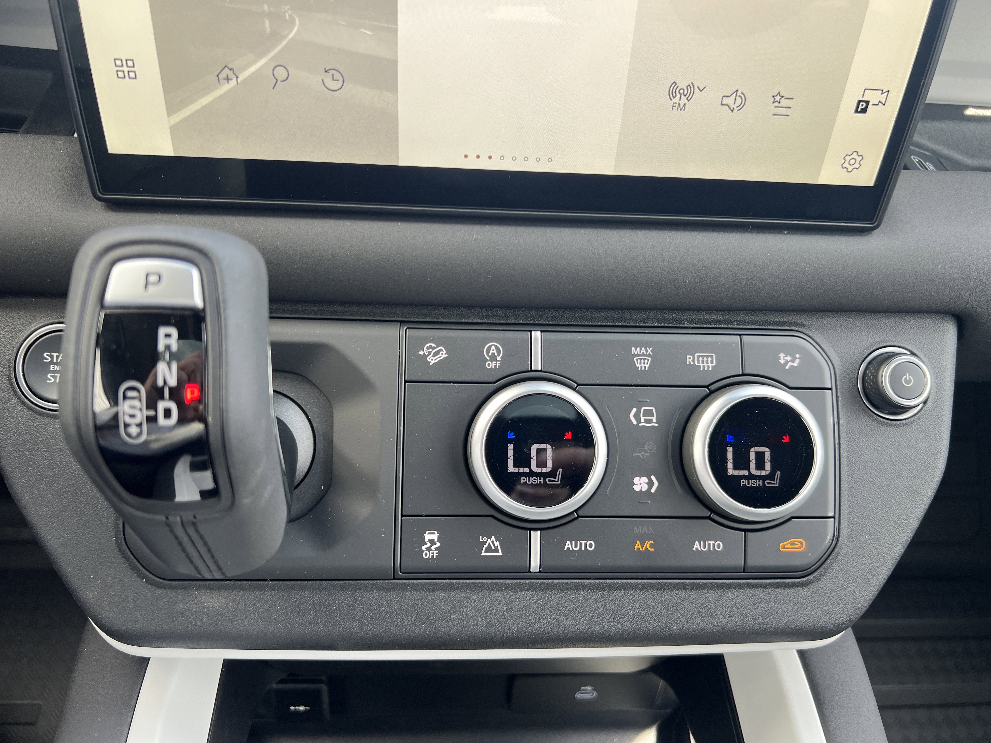 New 2025 Land Rover Defender 90 X-Dynamic SE image 16