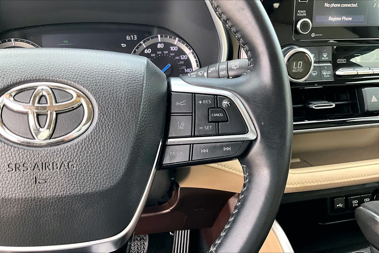 Used 2020 Toyota Highlander XLE FWD image 25