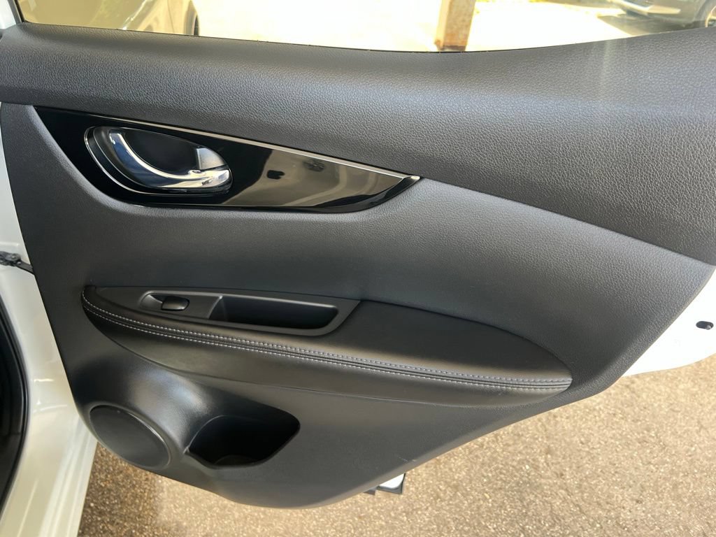 Used 2022 Nissan Rogue Sport SV AWD/4WD image 16