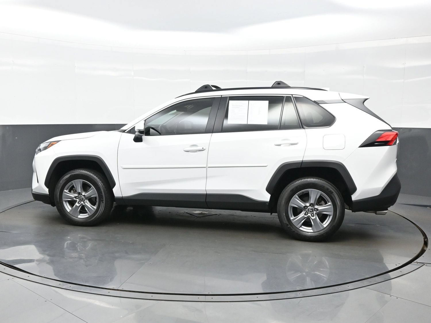 Used 2022 Toyota RAV4 XLE w/ Convenience Package AWD/4WD image 3