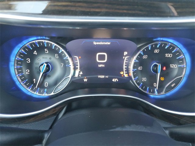 Used 2024 Chrysler Pacifica Limited w/ Uconnect Theater Family Group image 14