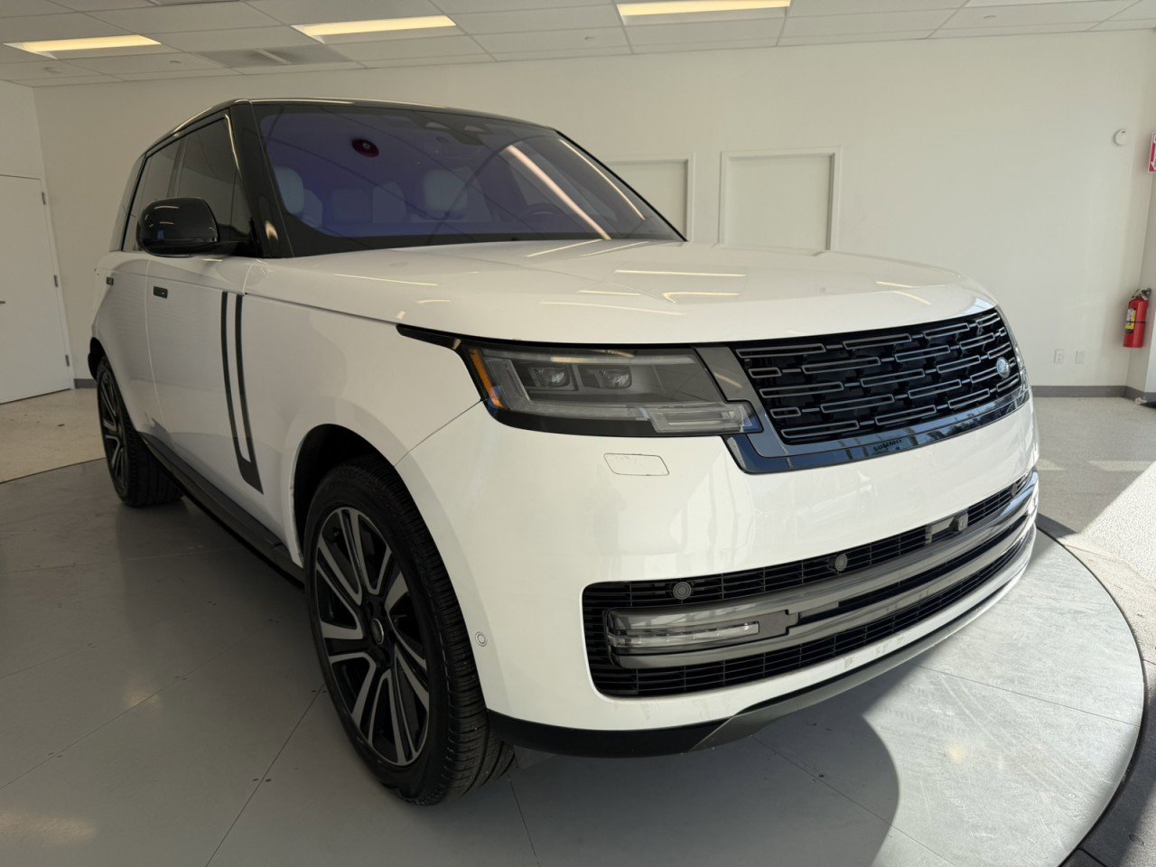 Used 2023 Land Rover Range Rover SE AWD/4WD image 1