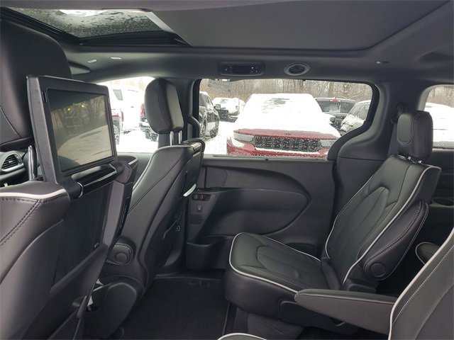 New 2026 Chrysler Pacifica Limited w/ Uconnect Theater Family Group image 10