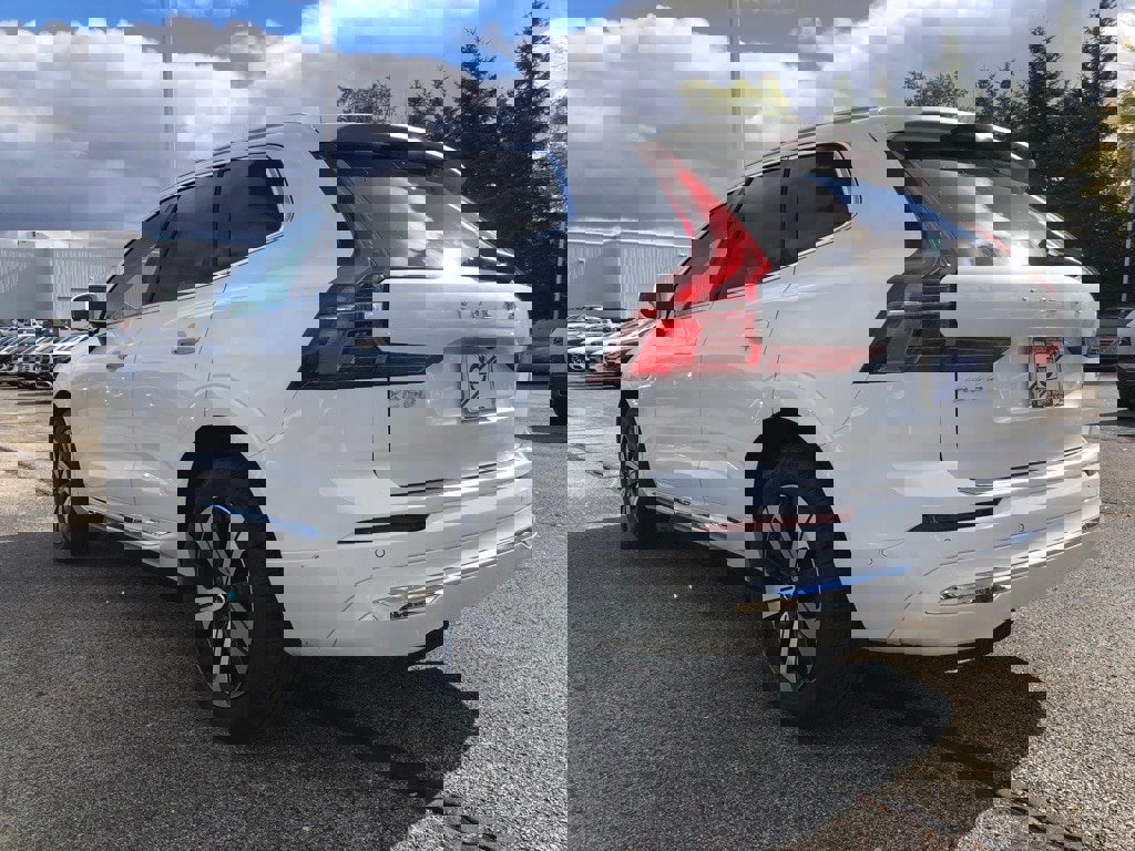 Used 2023 Volvo XC60 T8 Plus image 4