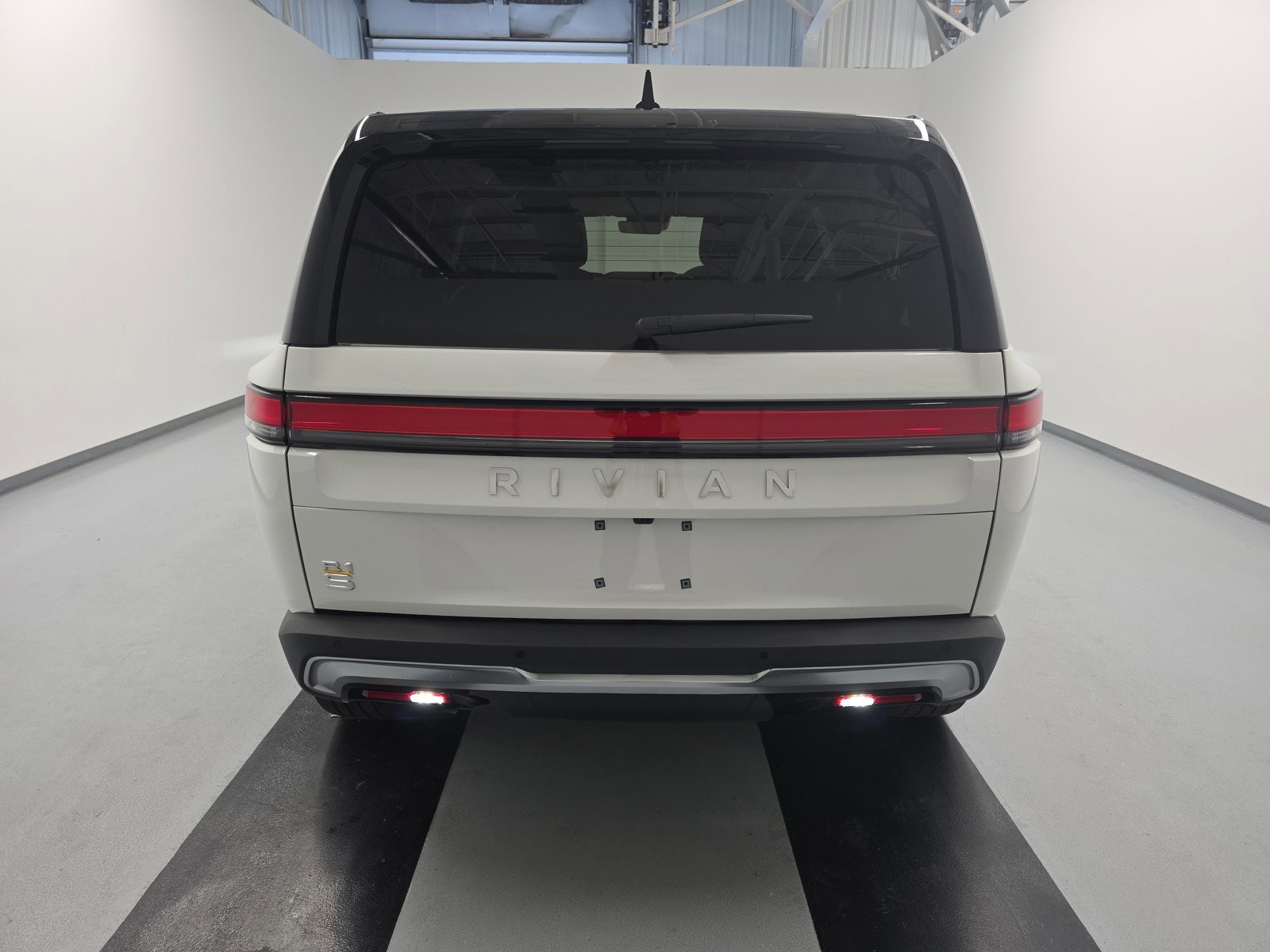 Used 2024 Rivian R1S Adventure AWD/4WD image 4