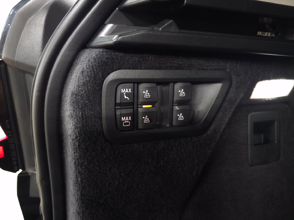 Used 2024 BMW X7 xDrive40i w/ Premium Package AWD/4WD image 9