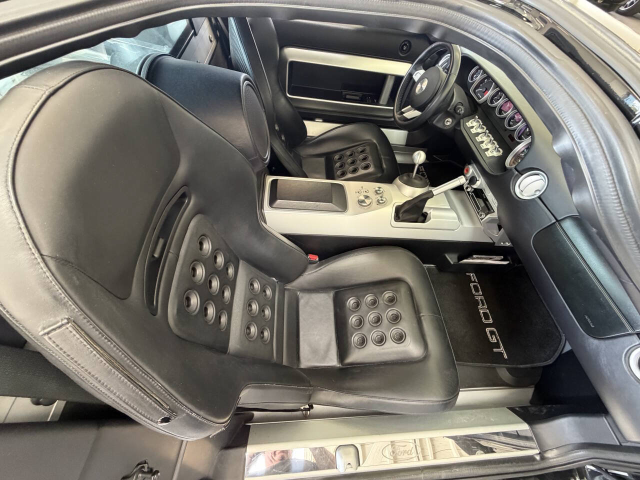 Used 2005 Ford GT RWD image 38